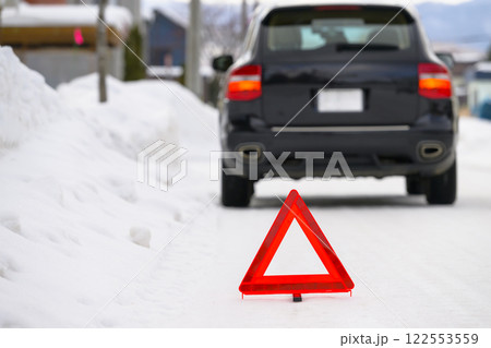故障車と三角停止板 故障車と三角停止板 122553559
