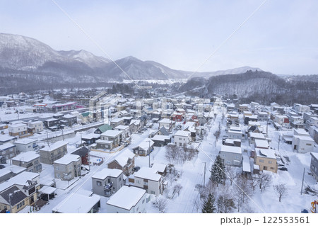 雪が降る住宅街（空撮） 122553561