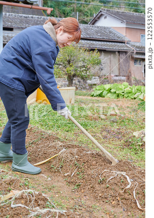 畑作業をする女性　田舎暮らし　家庭菜園 122553570