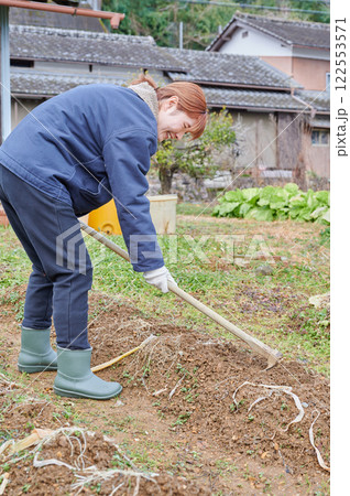 畑作業をする女性　田舎暮らし　家庭菜園 122553571