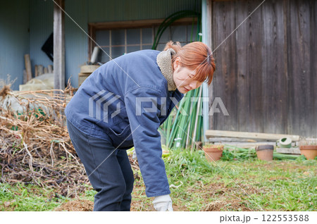 畑作業をする女性　田舎暮らし　家庭菜園 122553588