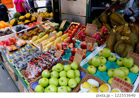 青空市場で売られる、オレンジなどの果物。ほとんどが輸入品。 青空市場で売られる、オレンジなどの果物。ほとんどが輸入品。 122553640