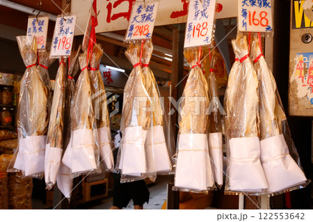 香港・徳輔道西で売られる塩干し魚（ハムユイ）。クサヤに似ていで臭いが美味。かつては安かったが今は高価 122553642