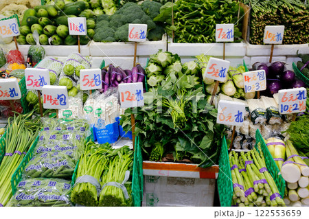 香港の市場の野菜。中国野菜と西洋野菜が混在して売られている 香港の市場の野菜。中国野菜と西洋野菜が混在して売られている 122553659