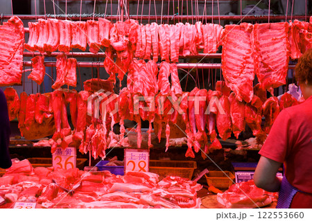 香港の市場の肉屋で売られる豚肉。牛肉や鶏肉より高級で高価。中国人は豚肉が大好きだ 122553660