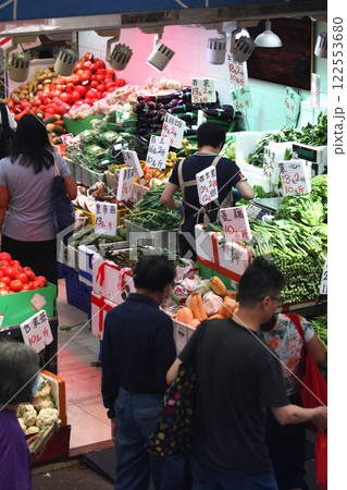 香港の市場の野菜。中国野菜と西洋野菜が混在して売られている 香港の市場の野菜。中国野菜と西洋野菜が混在して売られている 122553680