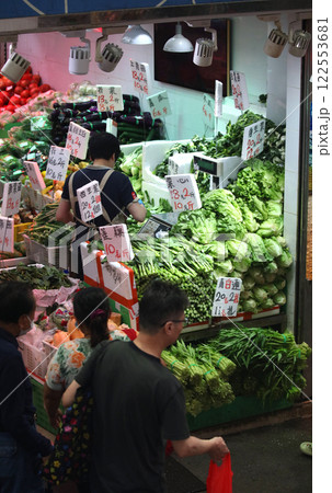 香港の市場の野菜。中国野菜と西洋野菜が混在して売られている 香港の市場の野菜。中国野菜と西洋野菜が混在して売られている 122553681
