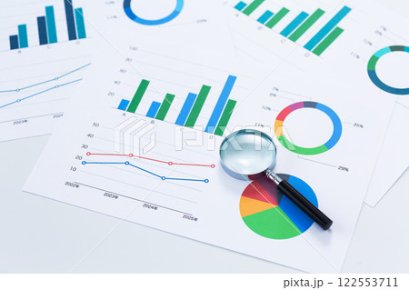 たくさんのビジネスグラフとルーペ 122553711