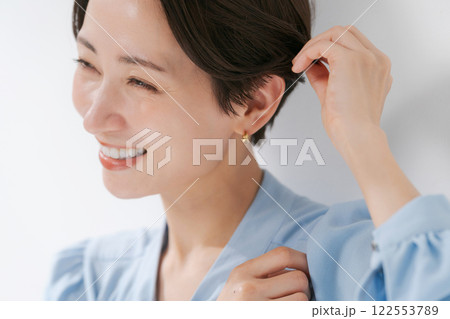 ショートヘアの40代の女性 122553789