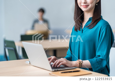 コワーキングスペースで仕事をする女性。（パーツ） 122553915