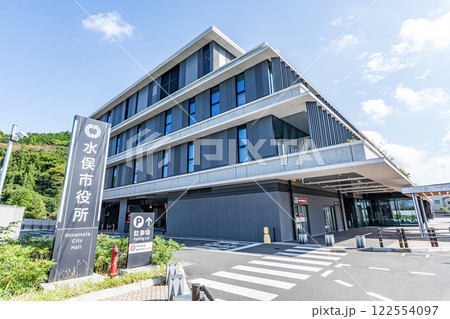熊本県水俣市　快晴の水俣市役所 122554097