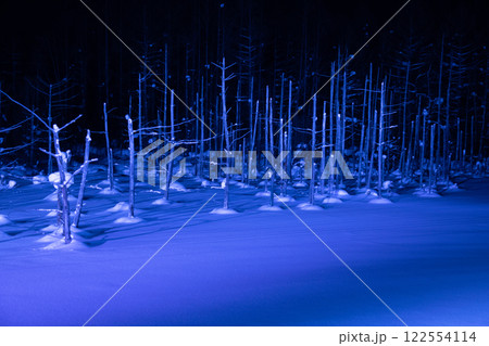 ライトアップされた冬の湖　美瑛町 122554114