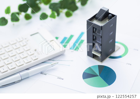 ビジネスグラフと企業ビルと電卓 ビジネスグラフと企業ビルと電卓 122554257