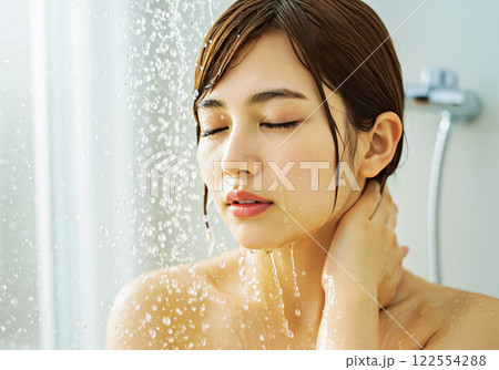 心地のよいシャワーを浴びる若い女性 122554288