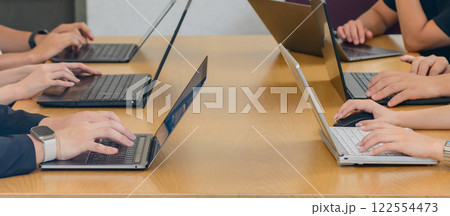 オフィスでミーティングをする男女、ビジネスシーン、IT企業 オフィスでミーティングをする男女、ビジネスシーン、IT企業 122554473