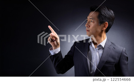 人差し指を出すビジネスマン 人差し指を出すビジネスマン 122554666