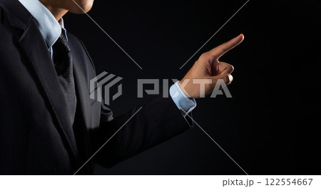 人差し指を出すビジネスマン 人差し指を出すビジネスマン 122554667