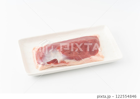 白背景に合鴨のロース肉 白背景に合鴨のロース肉 122554846