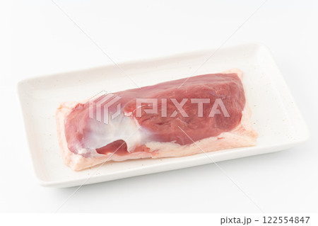 白背景に合鴨のロース肉 122554847