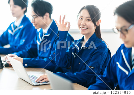 OKポーズをとる運送会社のミドルの女性 OKポーズをとる運送会社のミドルの女性 122554910