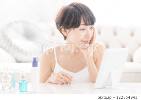 外出前に身支度をするミドルの女性 122554943