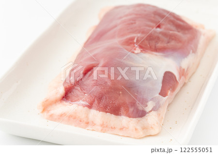 合鴨のロース肉のクローズアップ 合鴨のロース肉のクローズアップ 122555051