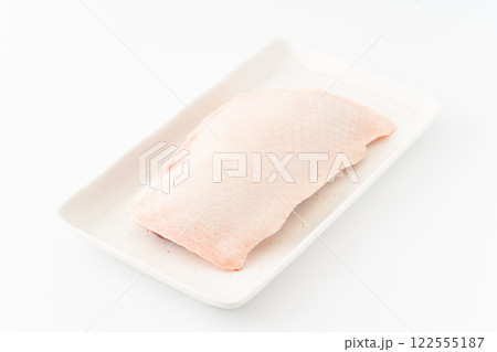 白背景に合鴨のロース肉（皮目） 122555187