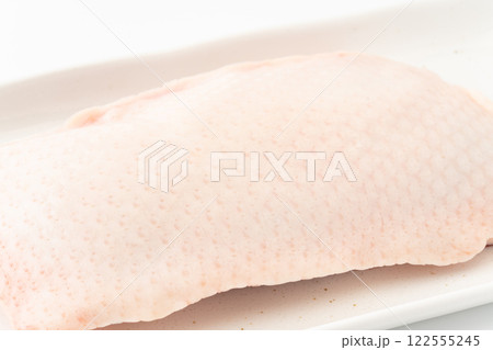 合鴨のロース肉の皮目のクローズアップ 122555245