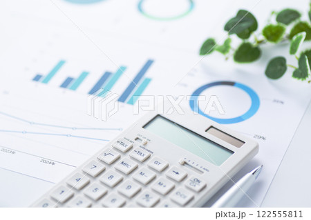 ビジネスグラフと電卓 122555811