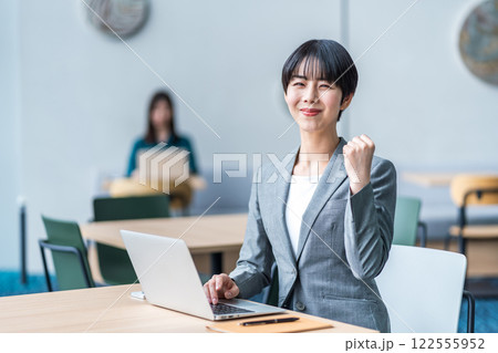 ガッツポーズをするビジネスウーマン。 122555952
