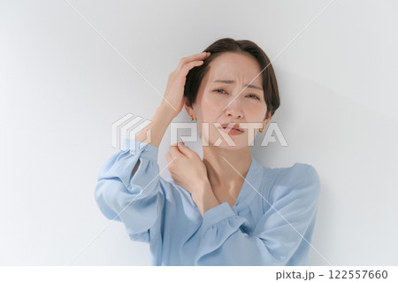 ショートヘアの40代の女性 122557660