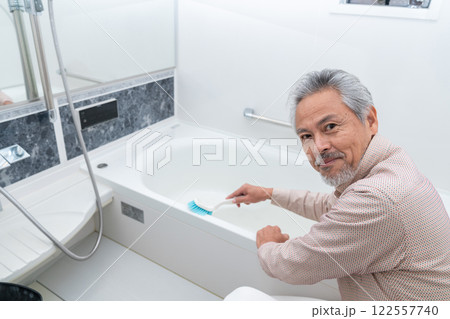 お風呂を掃除するシニア男性 122557740