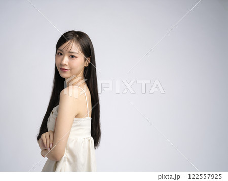 ワンピースを着た女性のポートレート 122557925