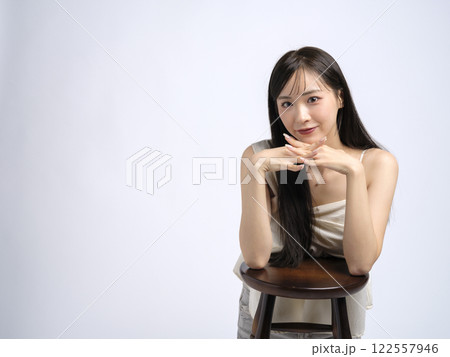 ワンピースを着た女性のポートレート 122557946