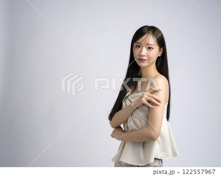 ワンピースを着た女性のポートレート 122557967