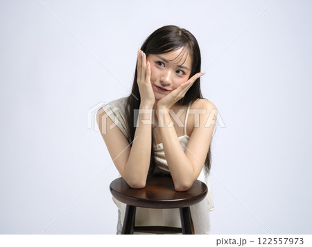 ワンピースを着た女性のポートレート 122557973