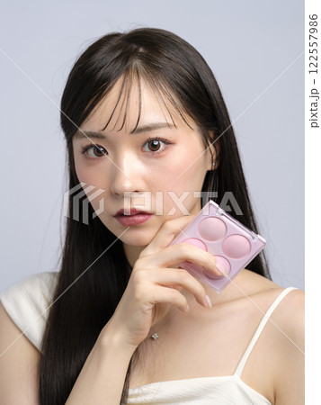 ワンピースを着た女性のポートレート 122557986