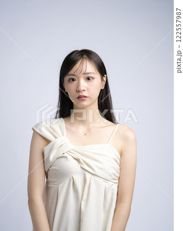 ワンピースを着た女性のポートレート 122557987