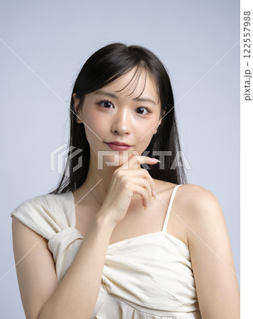 ワンピースを着た女性のポートレート 122557988