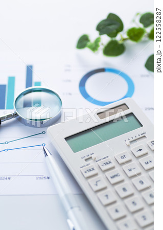 ビジネスグラフとルーペと電卓 122558287