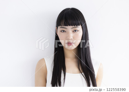 ビューティー　黒髪のロングヘアの女性 122558390