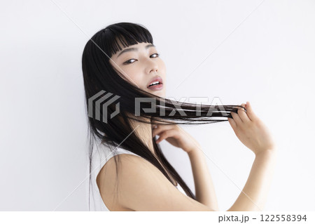 ビューティー　黒髪のロングヘアの女性 122558394