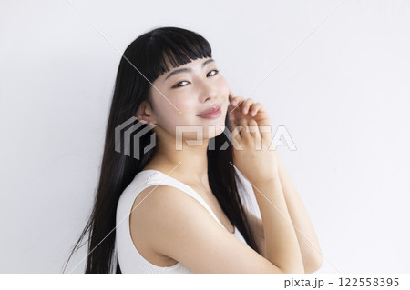 ビューティー　黒髪のロングヘアの女性 122558395