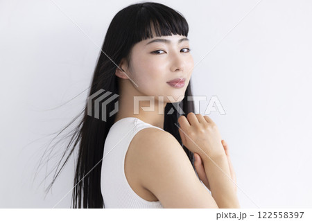 ビューティー　黒髪のロングヘアの女性 122558397