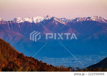 美ヶ原から望む北アルプス連峰のモルゲンロート 122558400