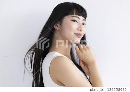 ビューティー 黒髪のロングヘアーの女性 ビューティー 黒髪のロングヘアーの女性 122558483