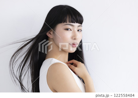 ビューティー　黒髪のロングヘアーの女性 122558484