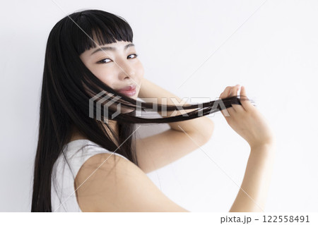 ビューティー　黒髪のロングヘアーの女性 122558491