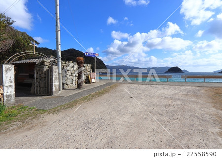 半泊教会と入り江のビーチ(長崎県福江島) 半泊教会と入り江のビーチ(長崎県福江島) 122558590