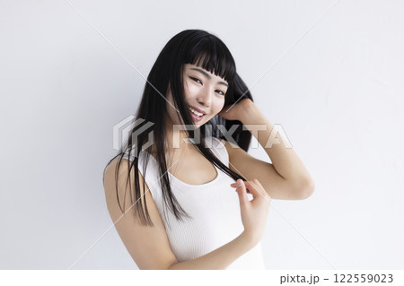 ビューティー　黒髪のロングヘアの女性 122559023